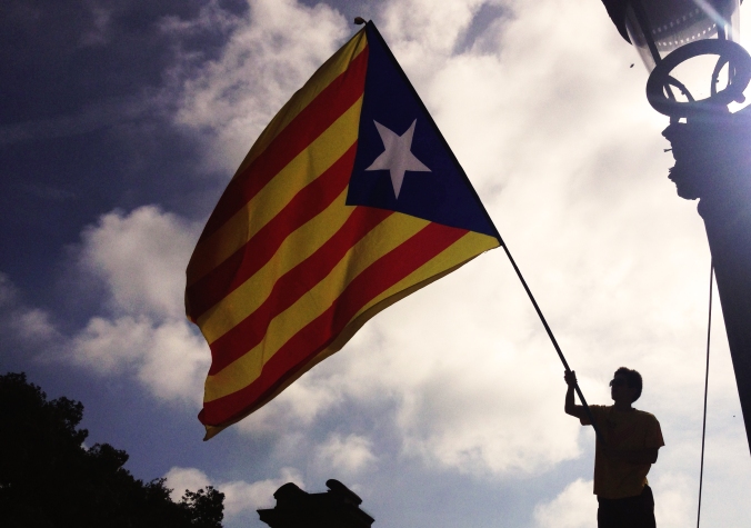 Un partisan de l'indépendance agitant l'estelada, drapeau des indépendantistes.  (Photo: La Cavale - OAM)